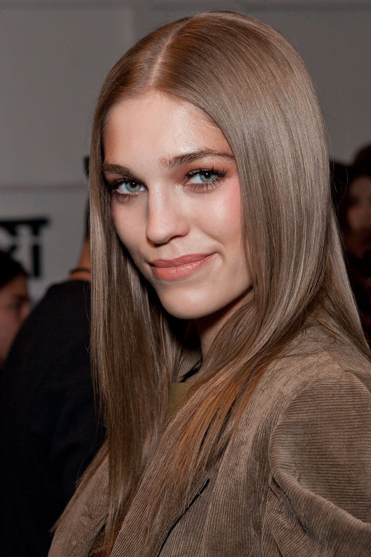 Cabelo cor de noz dourada