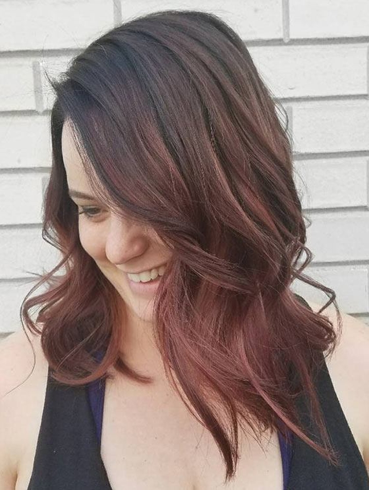 Foto colorida de cabelo mogno