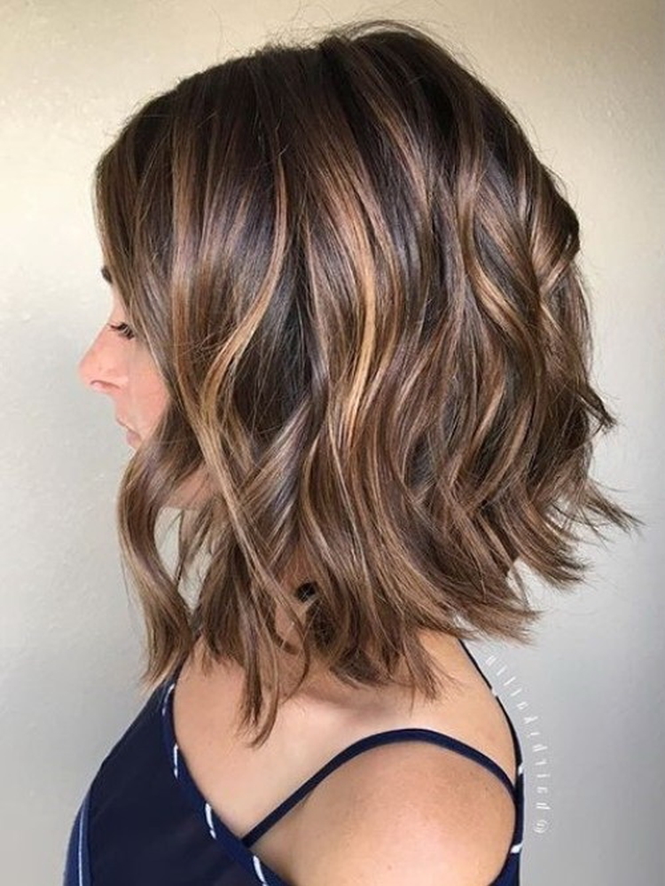 Corte de cabelo para cabelo médio sem franja