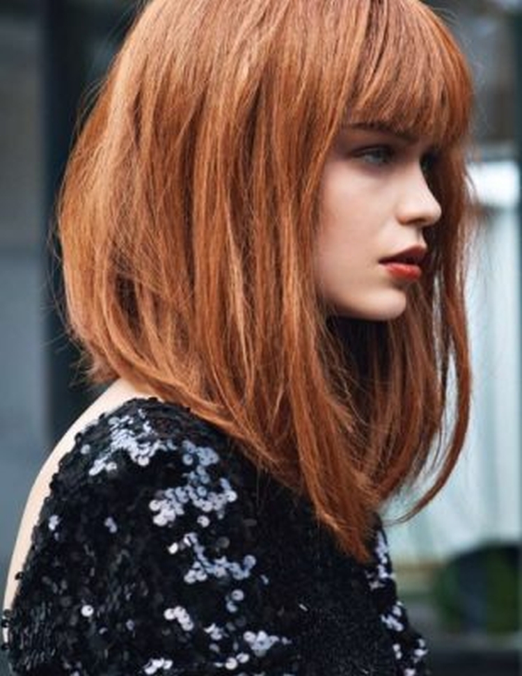 Corte de cabelo para cabelo médio com franja