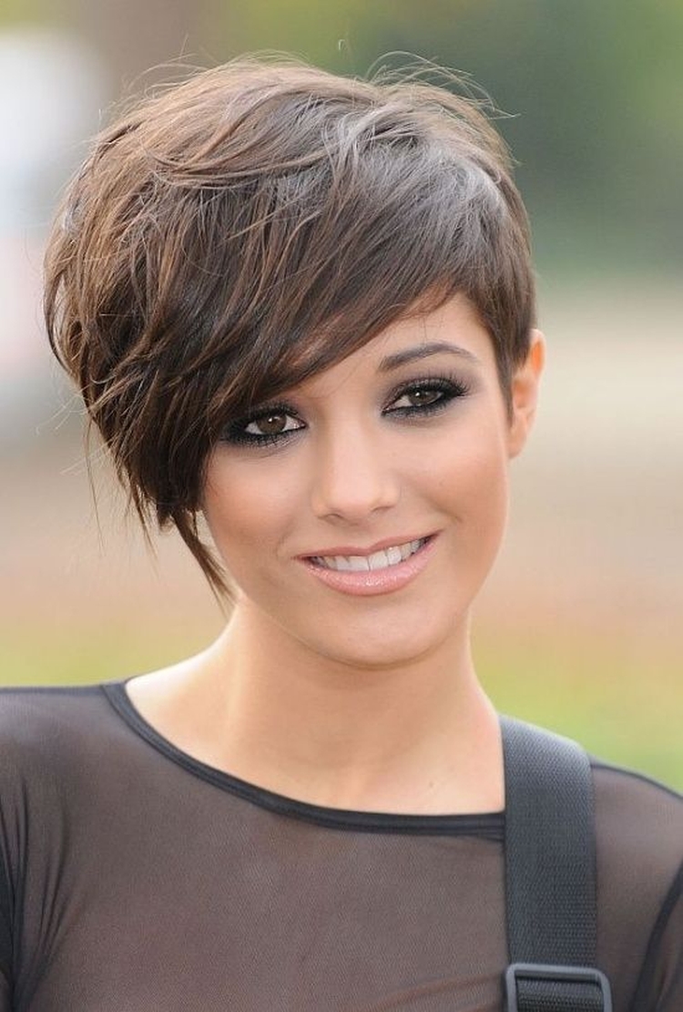 Corte de cabelo para cabelo curto com franja