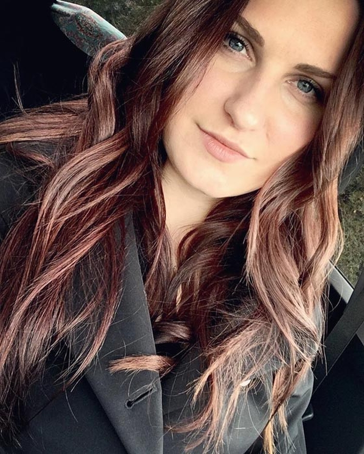 Foto colorida de cabelo mogno