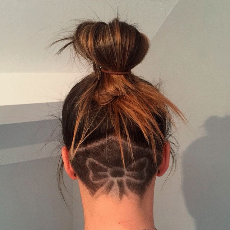 Desenho na parte de trás da cabeça raspada em meninas