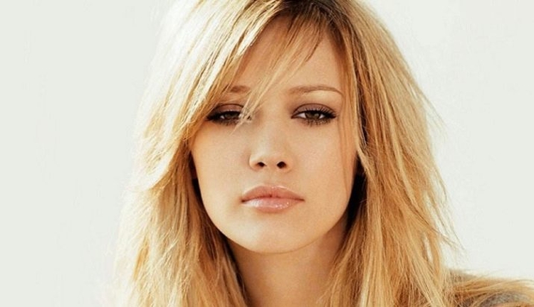 Corte de cabelo para cabelo médio com franja