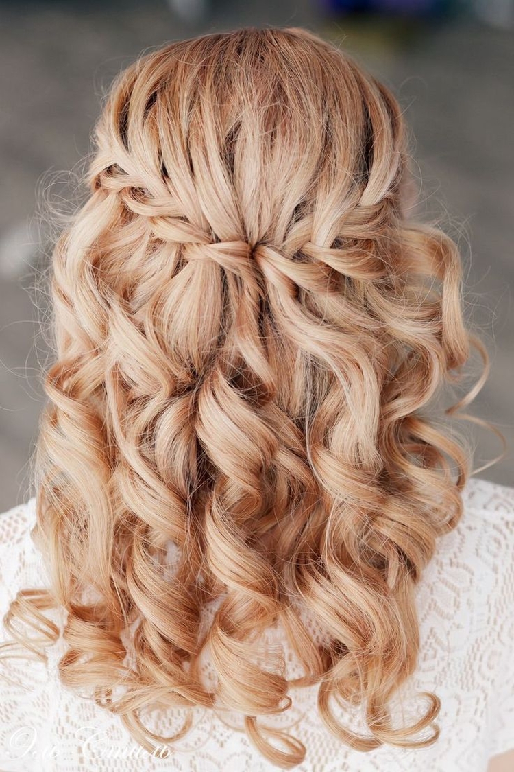 Penteados de casamento para cabelo médio com véu com franja