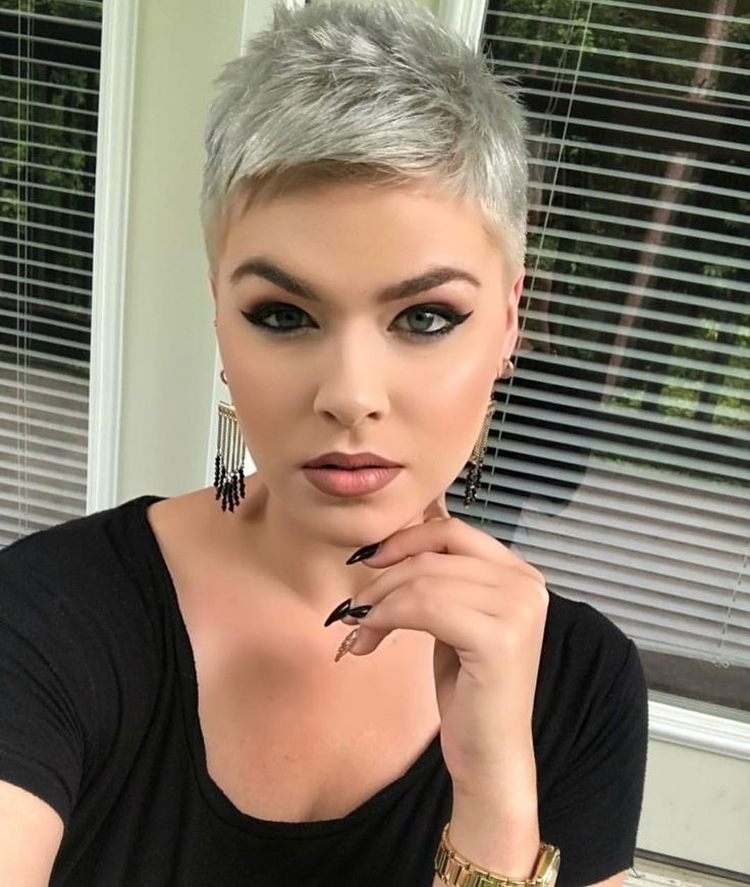 Corte de cabelo ultracurto feminino