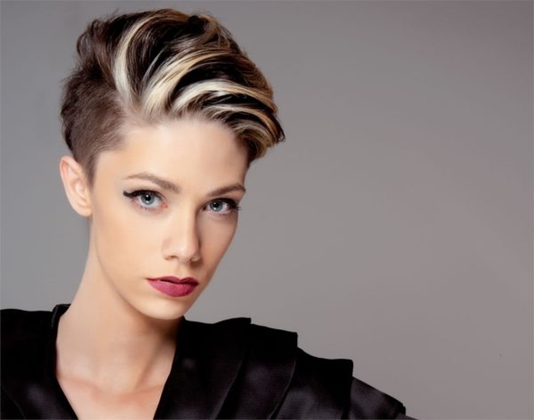 Destaques coloridos para cabelo curto