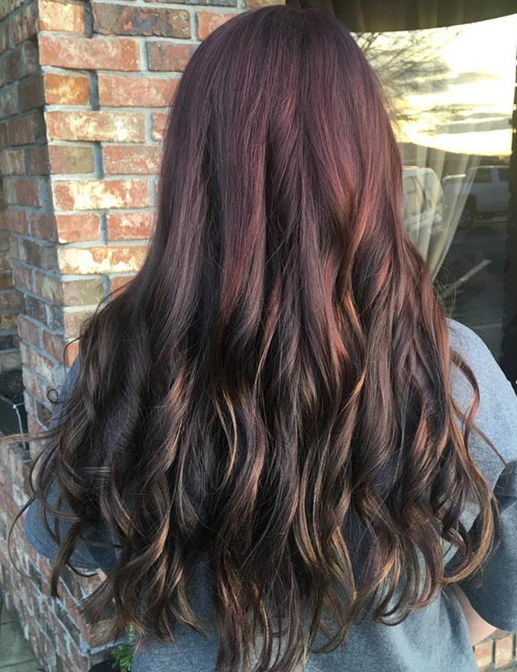 Foto colorida de cabelo mogno