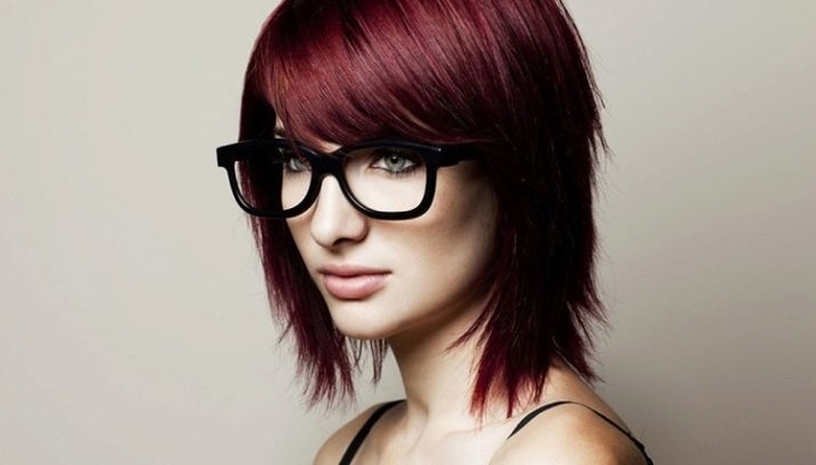 Corte de cabelo para cabelo médio com franja