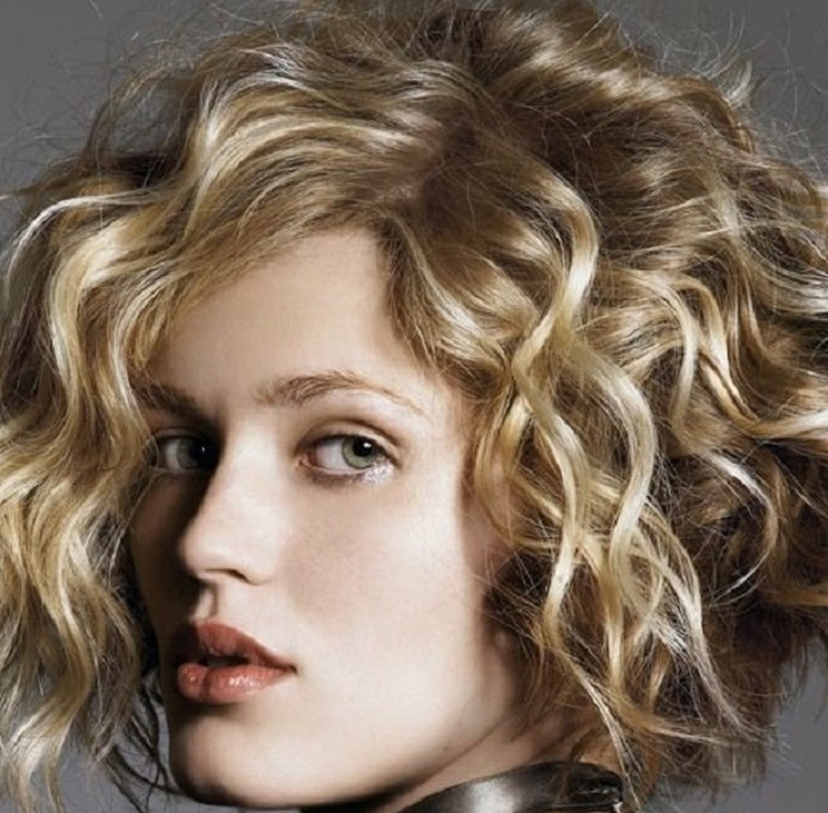 Destaques coloridos para cabelo curto