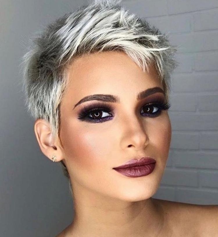 Corte de cabelo ultracurto feminino