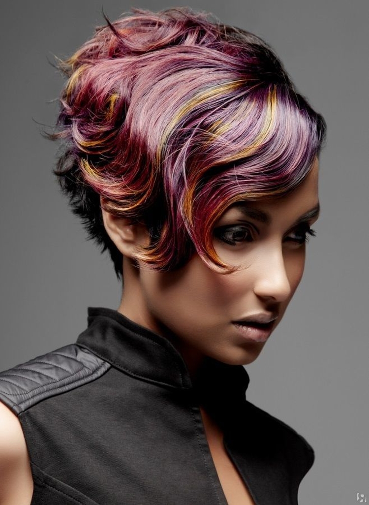 Destaques coloridos para cabelo curto