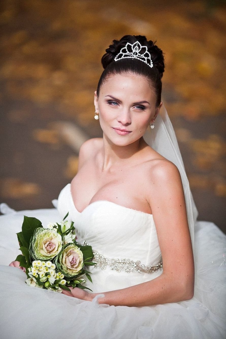 Penteados de casamento para cabelo médio com véu com franja