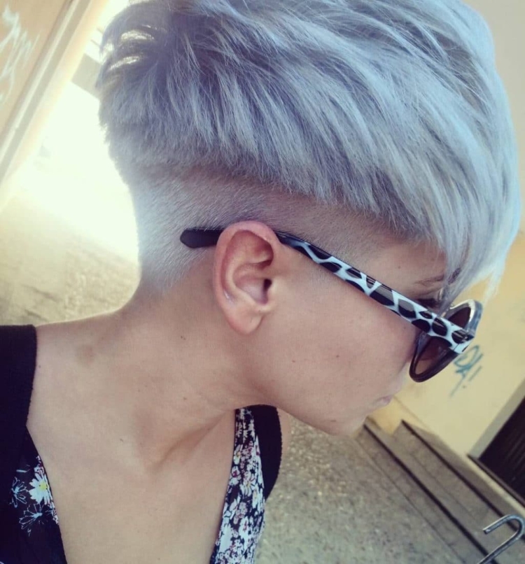 Corte de cabelo ultracurto feminino