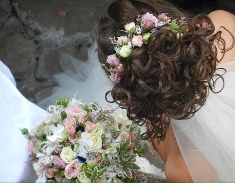 Penteados de casamento para cabelo médio com véu com franja