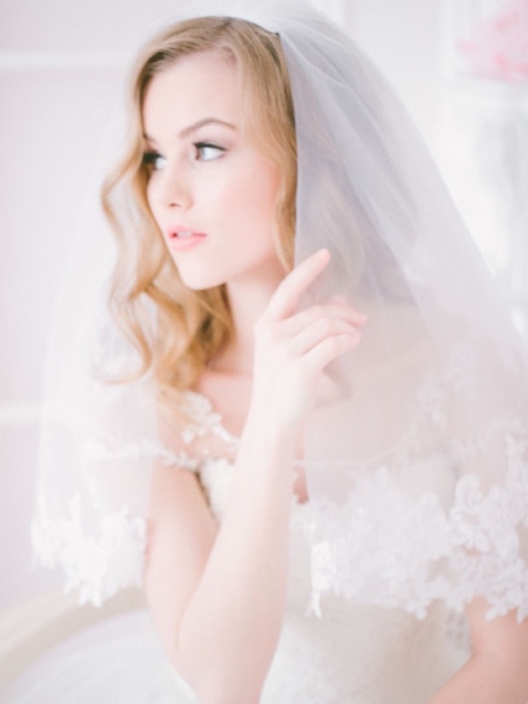 Penteados de casamento para cabelo médio com véu com franja