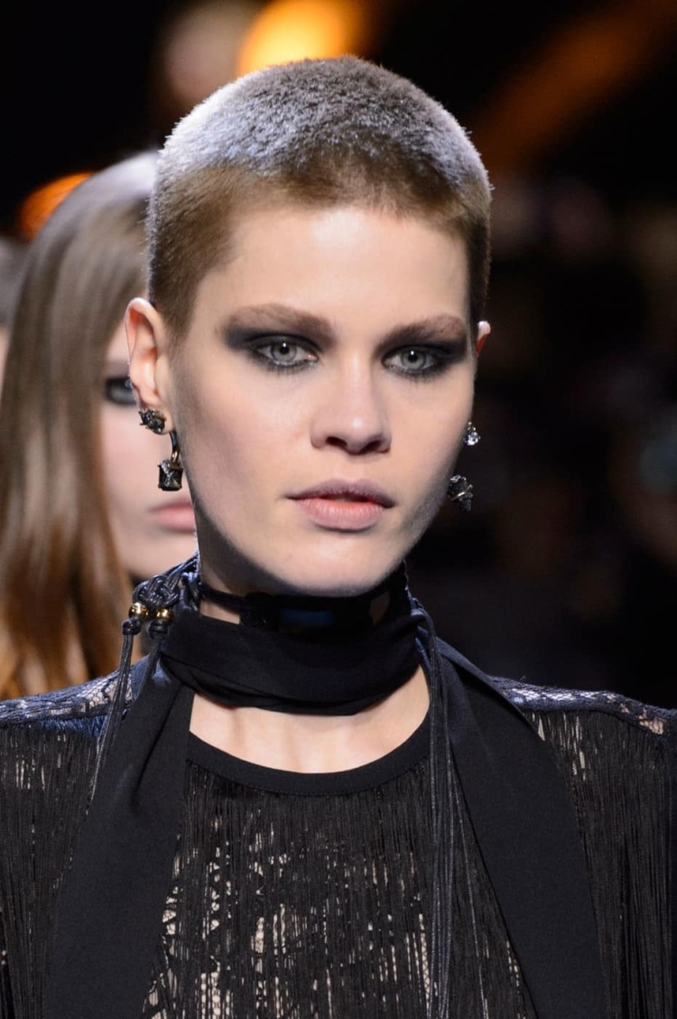 Corte de cabelo ultracurto feminino