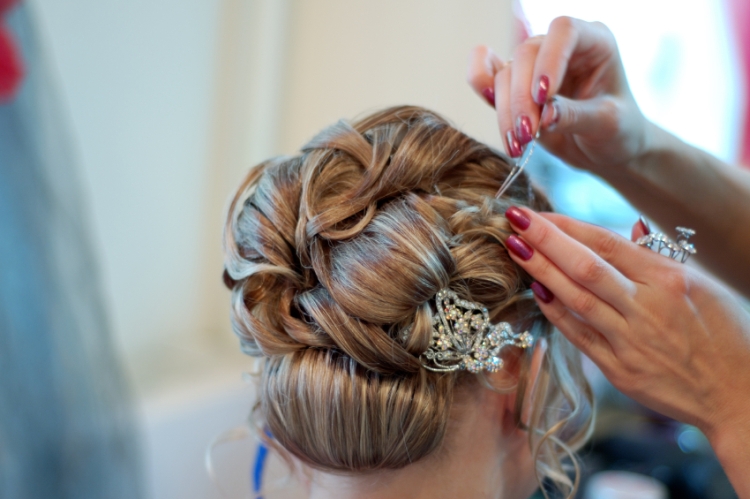 Penteados de casamento para cabelo médio com véu com franja