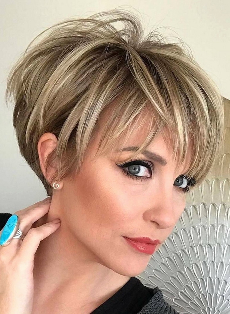 Destaques coloridos para cabelo curto