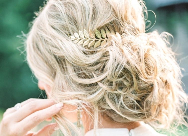 Penteados de casamento para cabelo médio com véu com franja