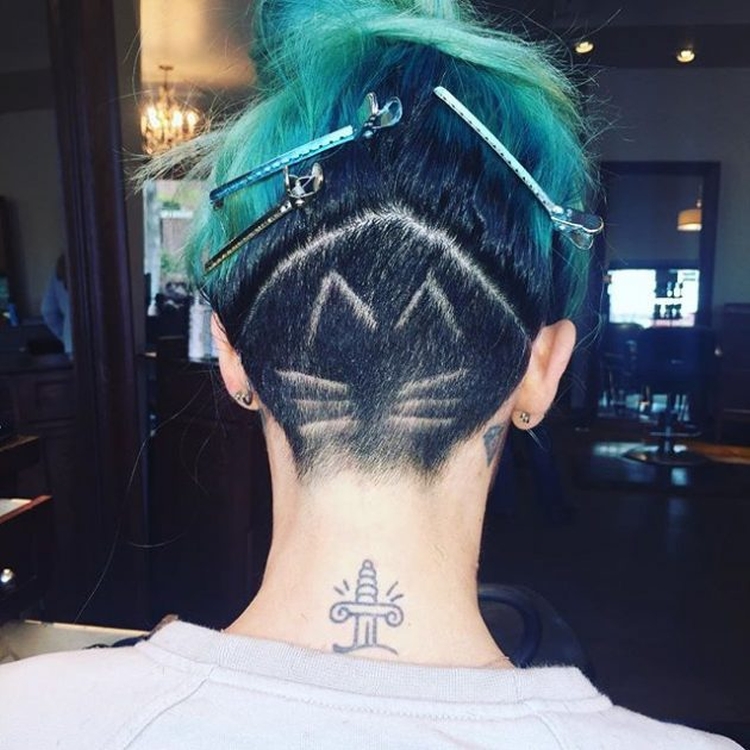 Desenho na parte de trás da cabeça raspada em meninas