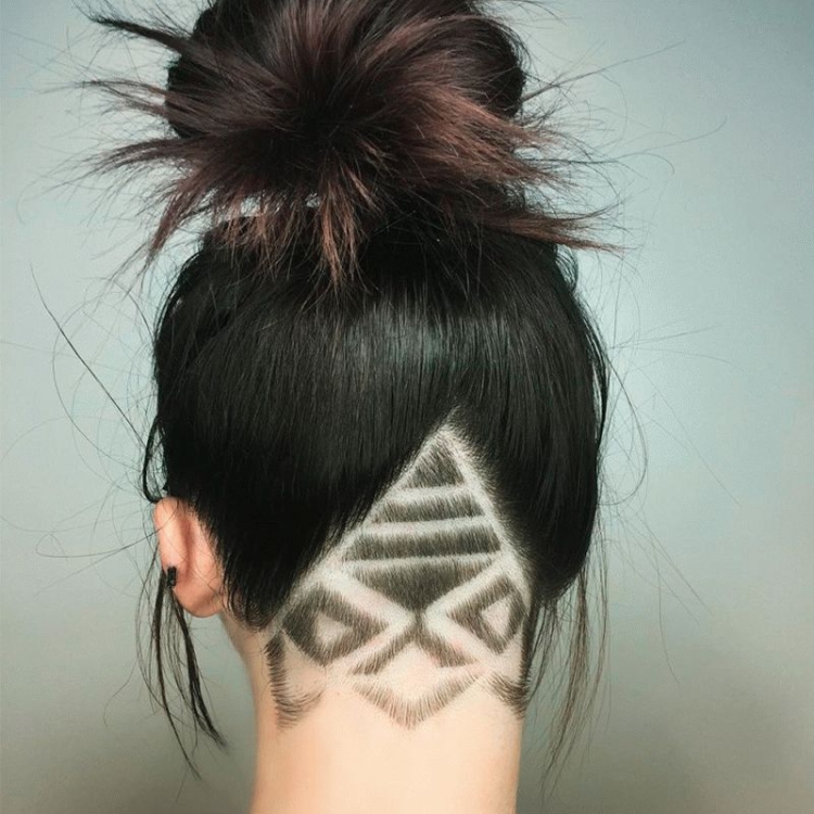 Desenho na parte de trás da cabeça raspada em meninas