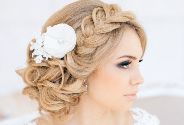 Penteados de casamento para cabelo médio com véu com franja