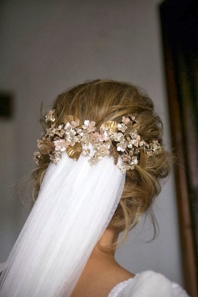 Penteados de casamento para cabelo médio com véu com franja