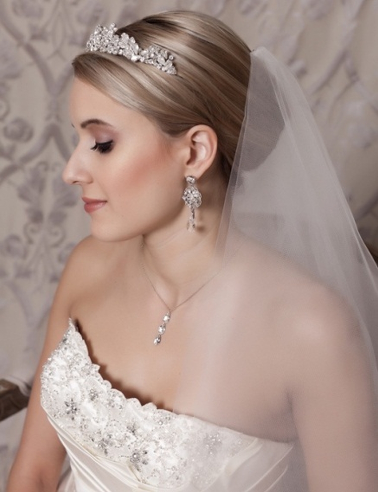 Penteados de casamento para cabelo médio com véu com franja