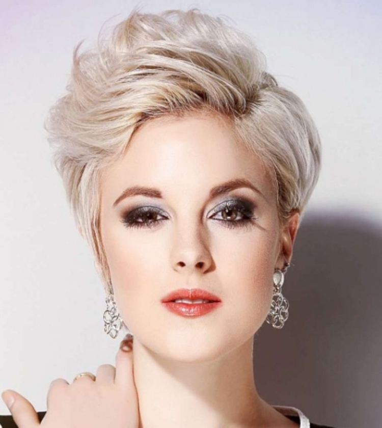 Estilo noturno para cabelo curto