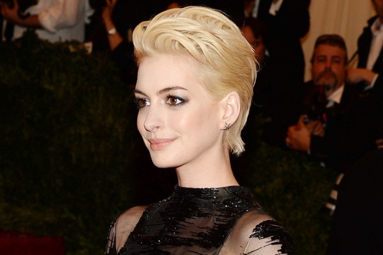 Estilo noturno para cabelo curto