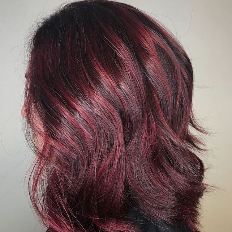 Foto colorida de cabelo mogno