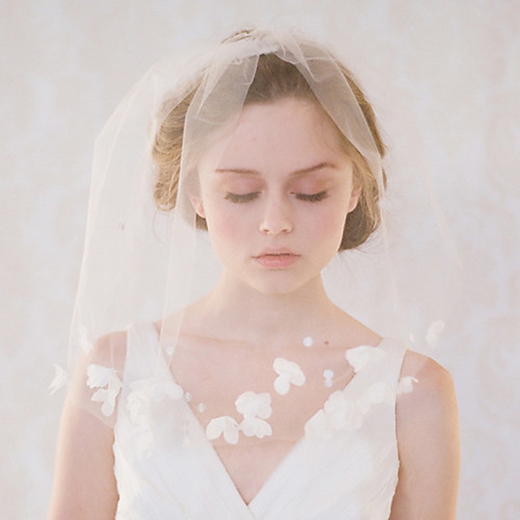Penteados de casamento para cabelo médio com véu com franja