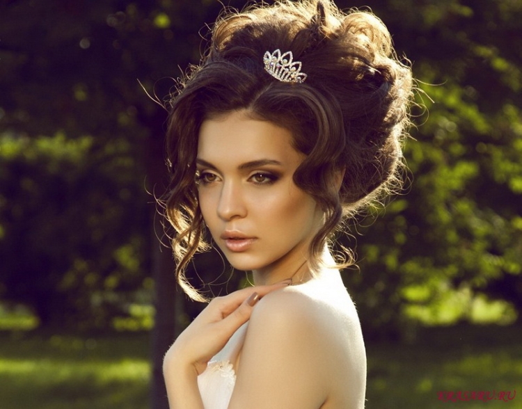 Penteados altos para cabelos médios