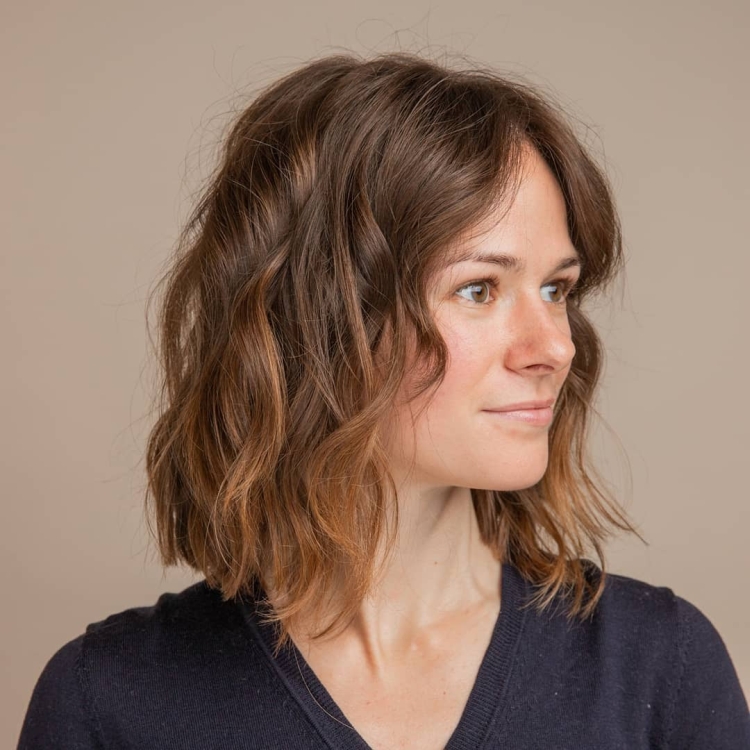 Corte de cabelo desgrenhado para cabelo médio