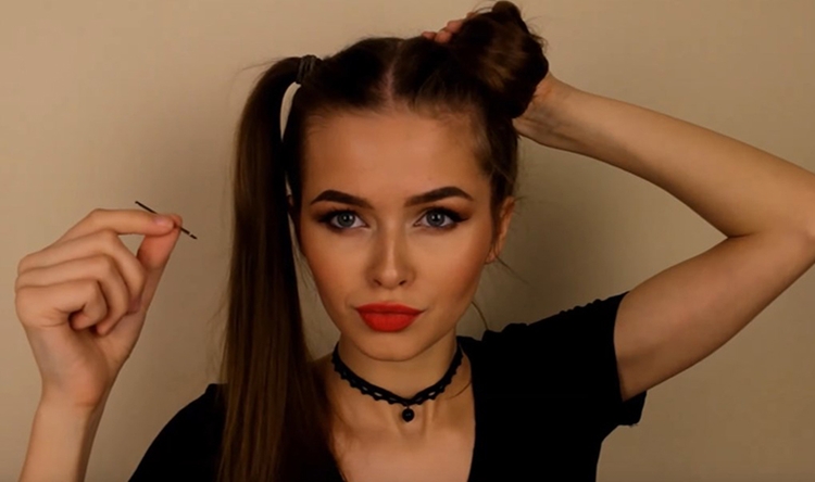 Dois cachos na cabeça nas laterais