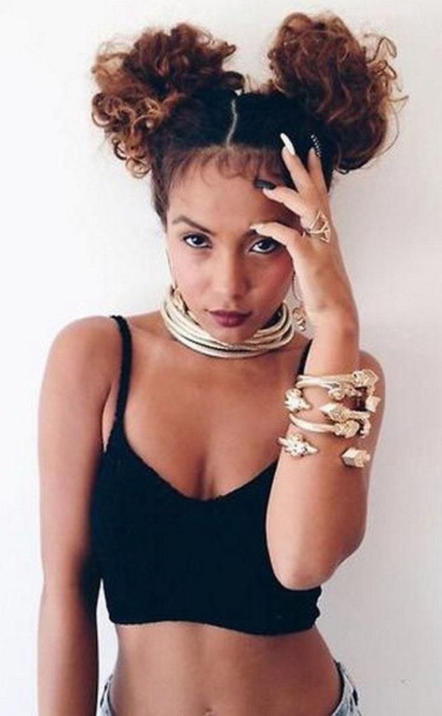 Dois cachos na cabeça nas laterais