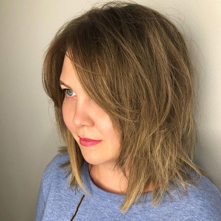 Corte de cabelo desgrenhado para cabelo médio