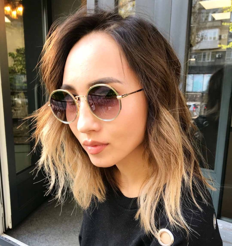 Corte de cabelo desgrenhado para cabelo médio