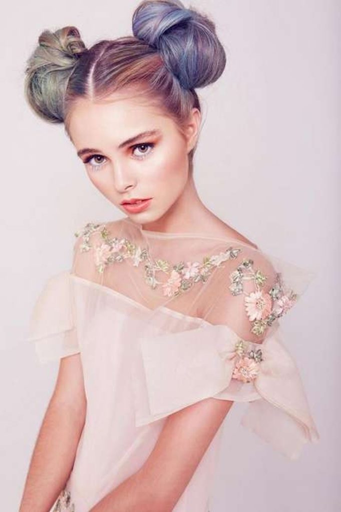 Dois cachos na cabeça nas laterais