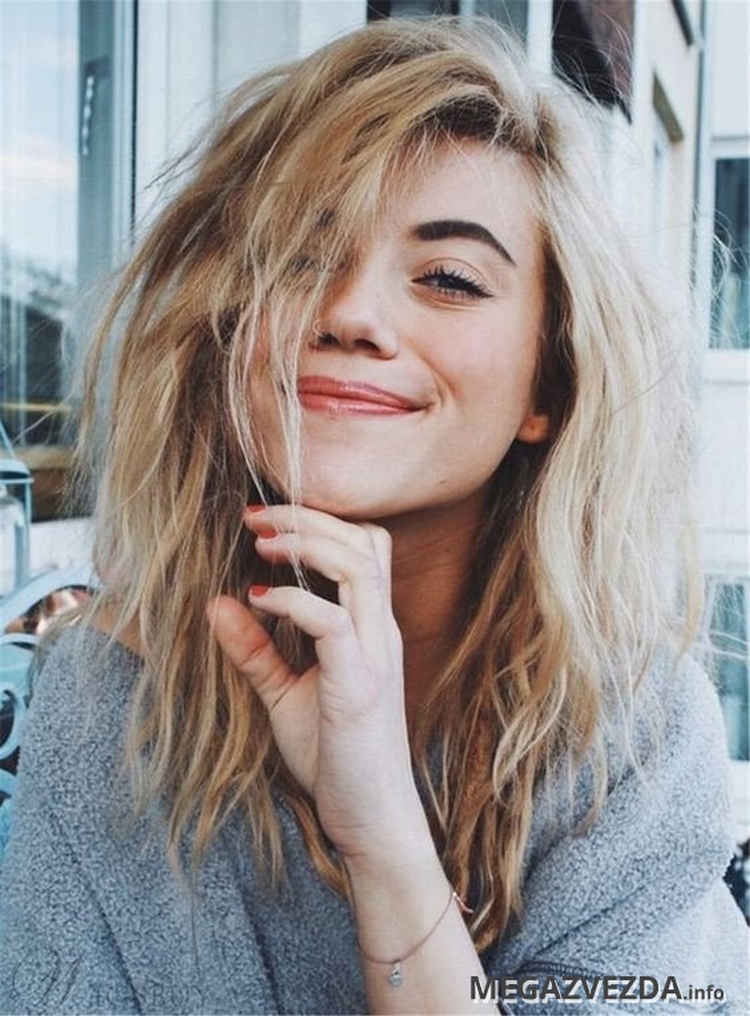 Corte de cabelo desgrenhado para cabelo médio