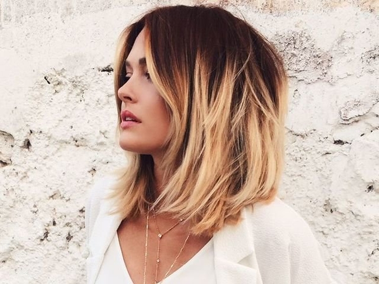 Corte de cabelo desgrenhado para cabelo médio