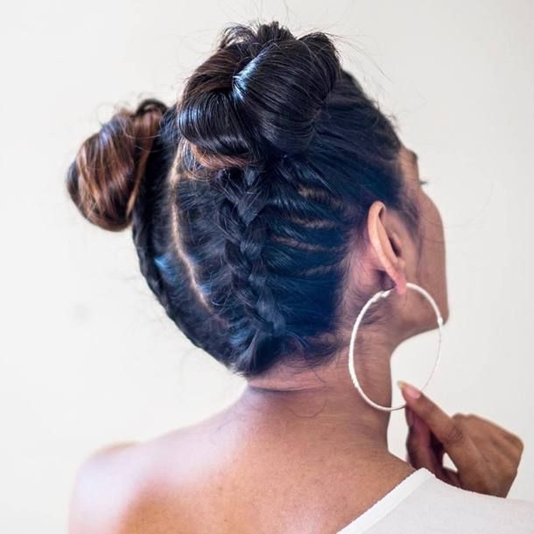 Dois cachos na cabeça nas laterais