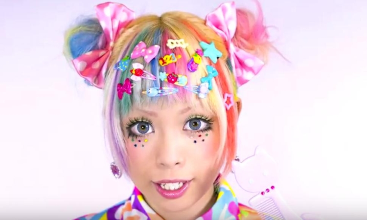 Dois cachos na cabeça nas laterais