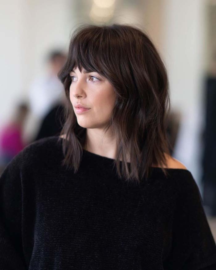 Corte de cabelo desgrenhado para cabelo médio