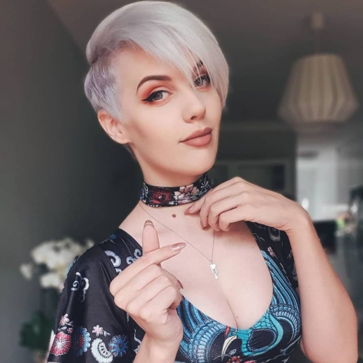 Corte de cabelo para cabelo curto adicionando volume à foto