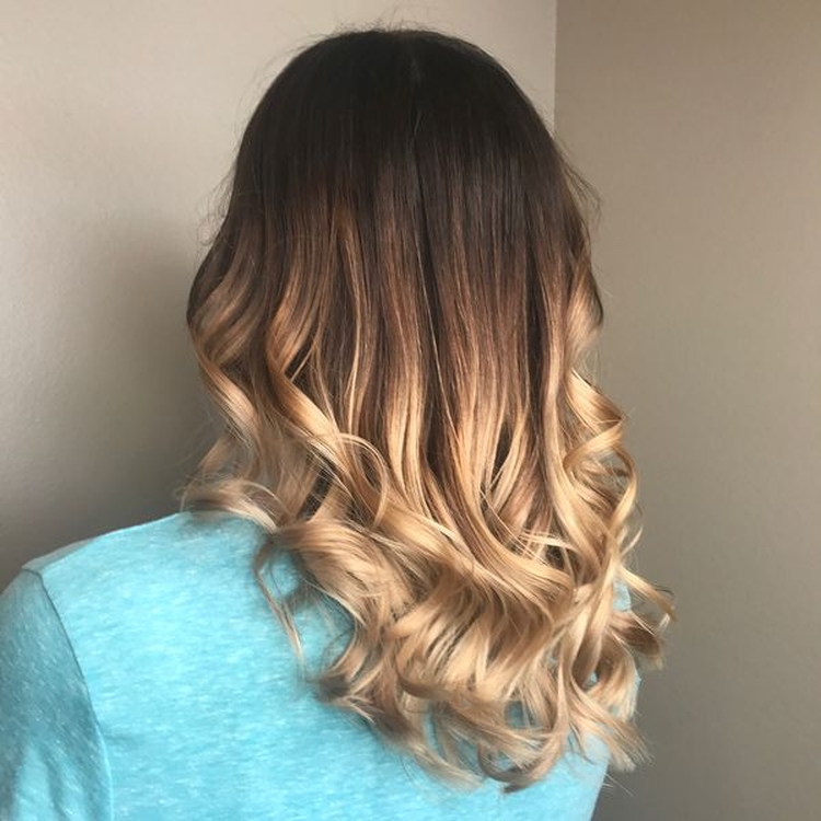 Cabelo castanho com pontas brancas