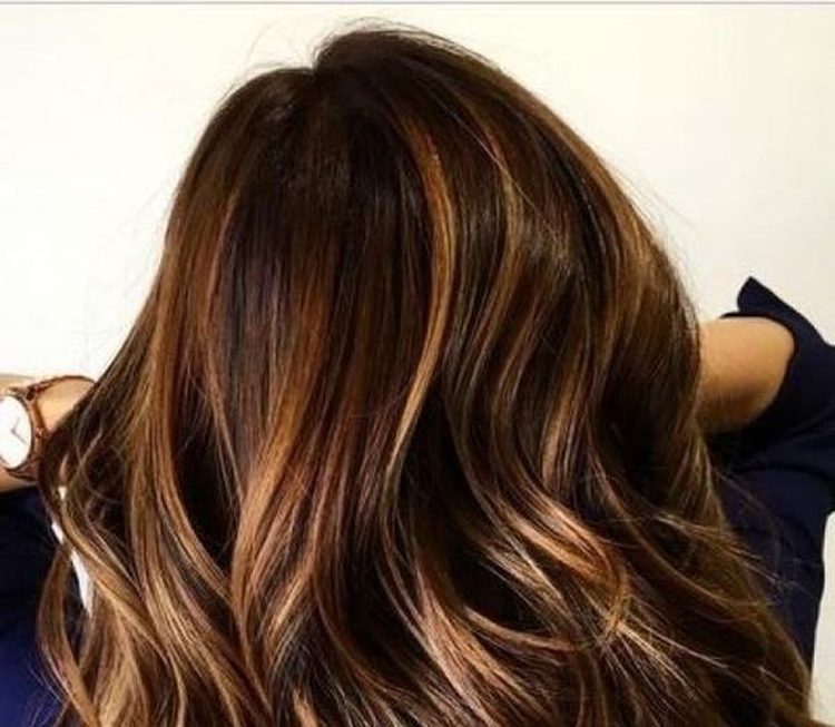 Cabelo castanho com pontas brancas