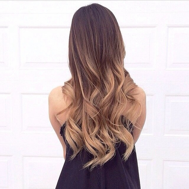 Cabelo castanho com pontas brancas