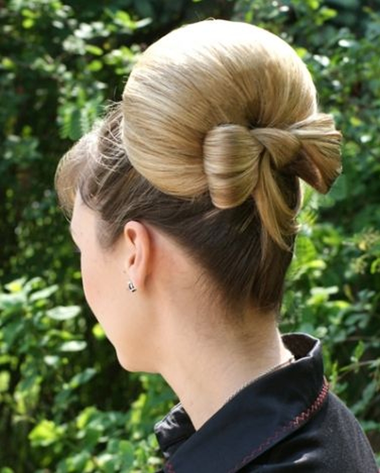 Penteados altos para cabelos médios